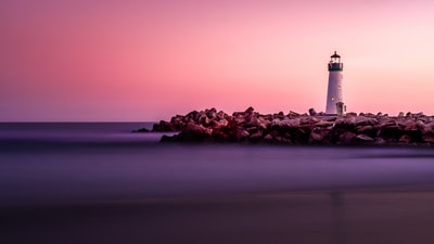 岩石海岸上的白色灯塔